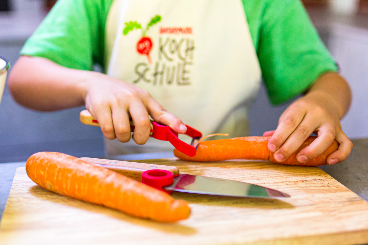 Ein kleiner Koch bei der Arbeit.  S. Schrder-Esch